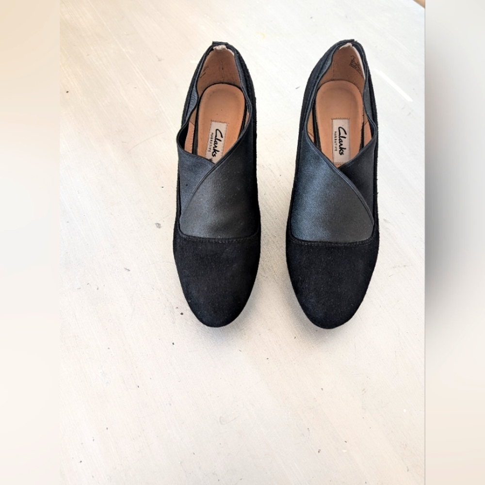 Clarks  Black Suede Kendra  Block Heels Pump Classic  Elegant Size 6.5 M